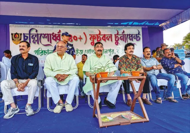 বোলপুরে ৪০-ঊর্ধ্বদের ফুটবল টুর্নামেন্টে অংশ নিল ১৬টি দল