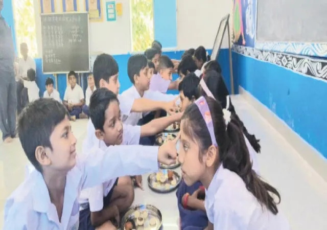 বিদ্যালয়ে বোনফোঁটার মাধ্যমে পড়ুয়াদের সচেতনতার শিক্ষা