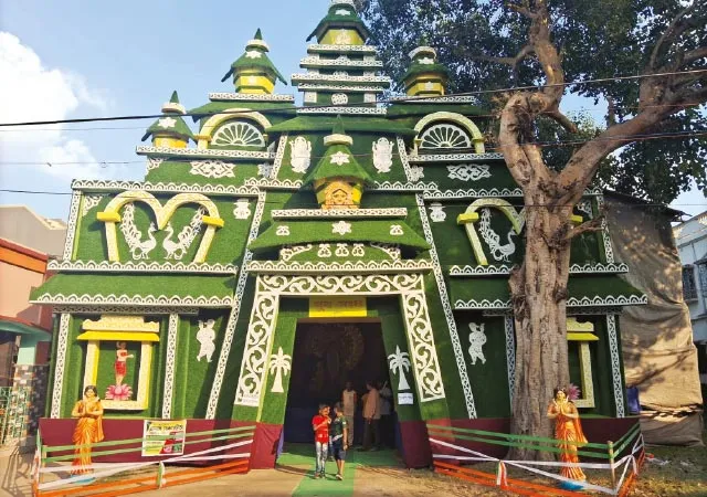 তেহট্ট বর্গিডাঙা পাড়ার যুব সঙ্ঘের থিমে গঙ্গা ও জলঙ্গিকে বাঁচানোর বার্তা