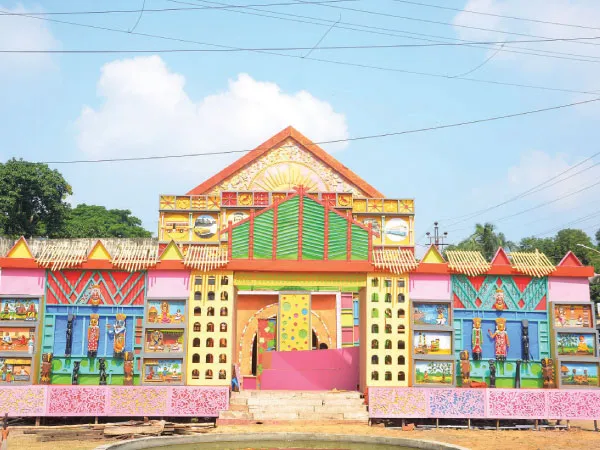 ভয়ঙ্কর বুনো শুয়োর শিকার মণ্ডপে দেখাবেন সাঁওতালরা,&nbsp;পুজোয় ভিড় উপচে পড়ল অশোকনগরে