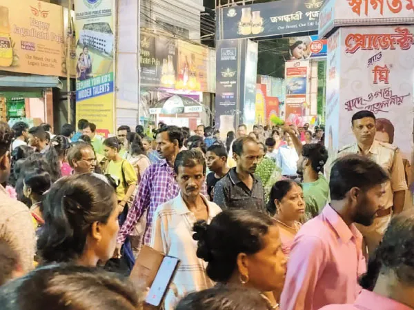 চন্দননগরে জগদ্ধাত্রী উৎসব: রাতের জনপ্লাবনকে টেক্কা, অষ্টমীর দুপুরেই ভিড়ের দাপটে যানজট