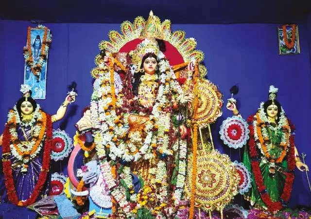 দশ পুরোহিতের মন্ত্রোচ্চারণে চাকড়া নেতাজি সঙ্ঘের জগদ্ধাত্রী পুজো হয়
