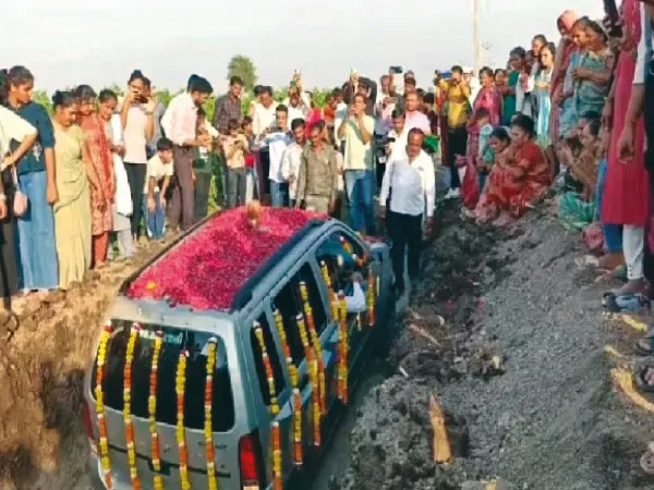 পুরোহিত ডেকে পুজো, দেড় হাজার লোক খাইয়ে পয়া গাড়িকে &lsquo;সমাধি&rsquo;