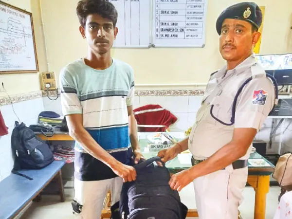 ট্রেনে ৪৬ লক্ষের সামগ্রী খোয়ালেন উৎসবে &lsquo;বিভোর&rsquo; যাত্রীরা! উদ্ধারের পর ফেরাল রেল