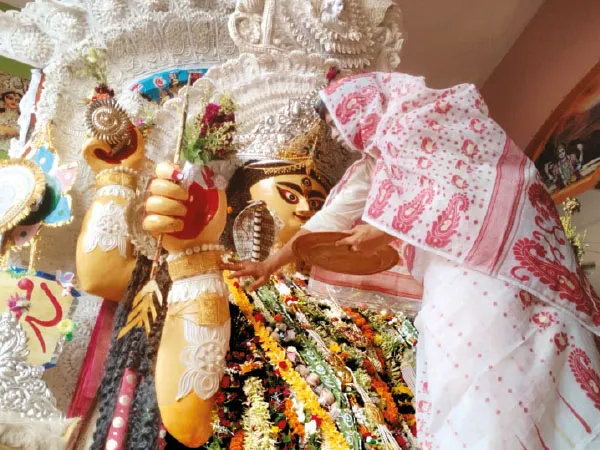 রাজকীয় শোভাযাত্রার সাক্ষী&nbsp;থাকতে অজস্র মানুষের ঢল