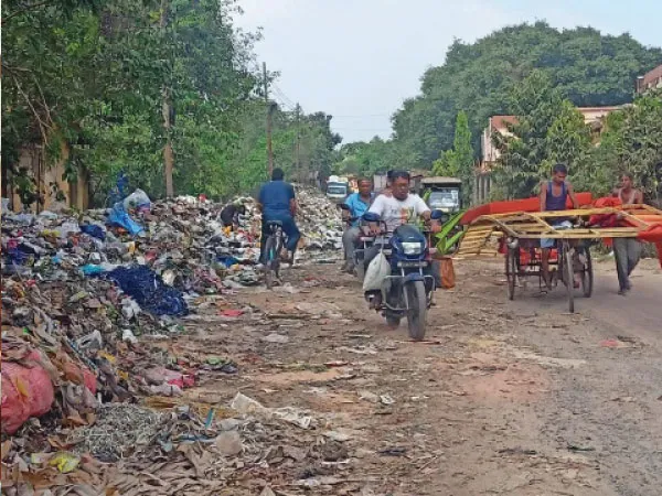 ধাপায় আবর্জনা ফেলার জায়গাই নেই, ফের জঞ্জালের স্তূপ জমছে পানিহাটিতে