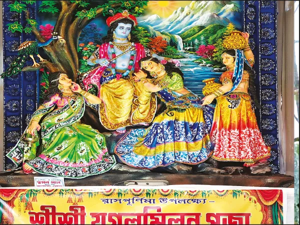 মাটির সাজে সজ্জিত যুগলমিলন পুজো আয়োজিত প্রাচীন মায়াপুরে