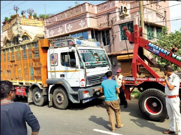 তারকেশ্বরে বেআইনি পার্কিংয়ের বিরুদ্ধে পুলিসের অভিযান, সরানো হল লরি