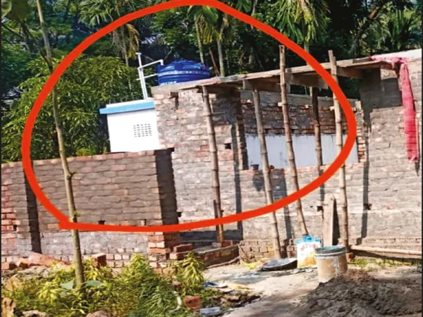 মহিষাদলে সরকারি শৌচালয় দখল করে ক্লাবঘর তৈরির অভিযোগ