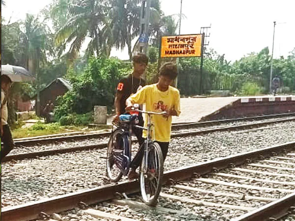 রাস্তা-রেলগেট কিছুই নেই মাধবপুর স্টেশনে, ঝুঁকি নিয়ে পারাপার চলছে