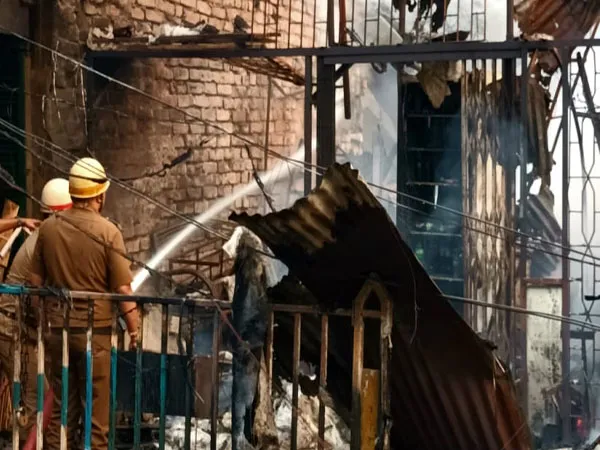 লর্ডসের মোড়ে ভয়াবহ অগ্নিকাণ্ড, অকুস্থলে দমকলের ১২টি ইঞ্জিন