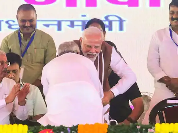 মঞ্চে হঠাৎই মোদির পা ছুঁয়ে প্রণামের চেষ্টা নীতীশের