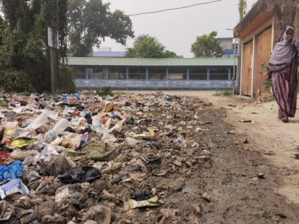 বর্জ্য ব্যবস্থাপনা প্রকল্পের কাজ থমকে,&nbsp;চাঁচল সুপার স্পেশালিটির রাস্তায় জমছে আবর্জনা, দুর্গন্ধে টেকা দায়
&nbsp;