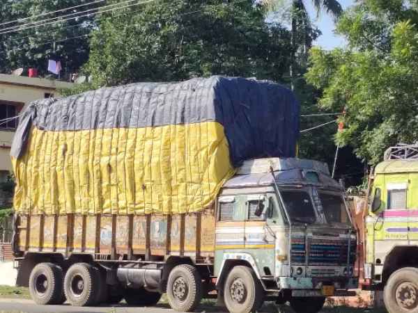 ওভার লোডিংয়ের প্রবণতা বাড়ছে হিলিতে, নজরদারি নিয়ে উঠছে প্রশ্ন