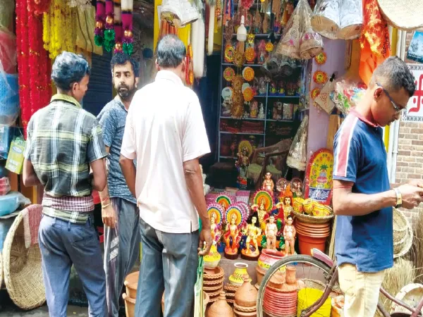 কান্দিতে কার্তিকের মূর্তি কেনার হিড়িক