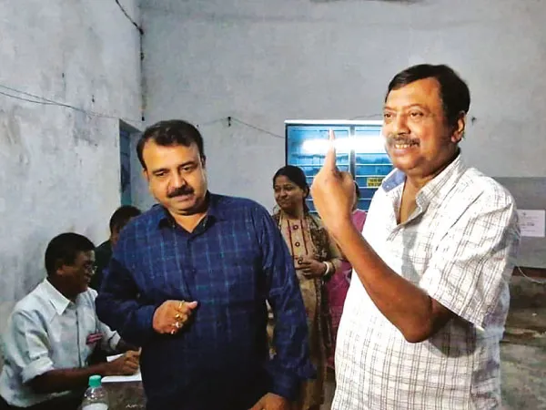 বিরোধী প্রার্থীদের ফোন করে ভোটের খোঁজ নিলেন পার্থ, বেনজির সৌজন্য