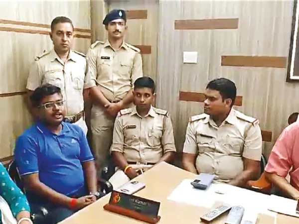 পুলিস অফিসারের নাম করে প্রতারণার চেষ্টা জাঙ্গিপাড়ায়&nbsp;
&nbsp;