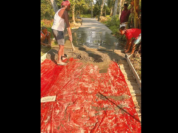 মন্ত্রীর উদ্যোগে ছোট আমশা গ্রামে রাস্তার বাকি অংশ ঢালাই
