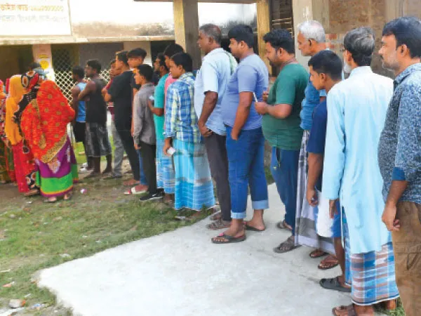 সব বুথেই মহিলা ও নতুন ভোটারদের দীর্ঘ লাইন হাড়োয়ায়