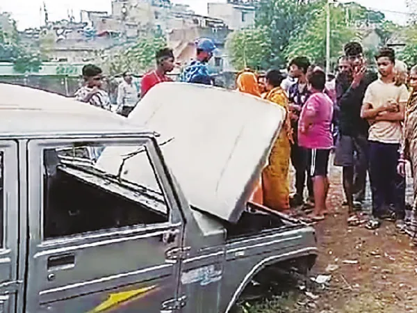 পানাগড়ে পরিত্যক্ত গাড়িতে আগুন, জখম চার শিশু