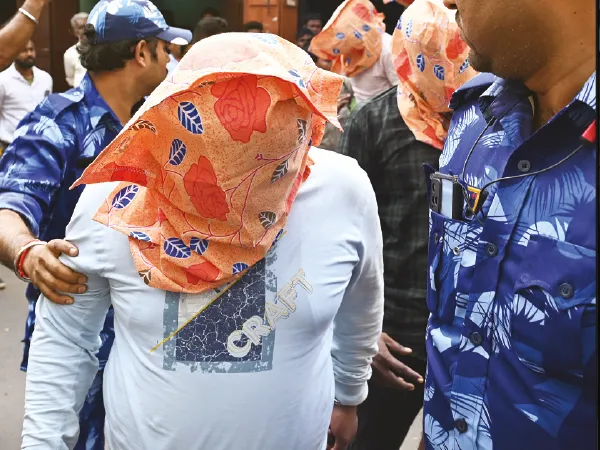 পুলিসের মদতে তোলাবাজি,&nbsp;ধৃত ৫,অপসারিত ফাঁড়ির ইনচার্জ &nbsp;