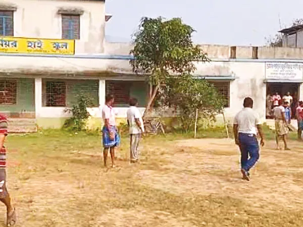 পাঁশকুড়ায় ক্লাস চলাকালীন শিক্ষকের উপর হামলা, স্কুলে ব্যাপক উত্তেজনা
