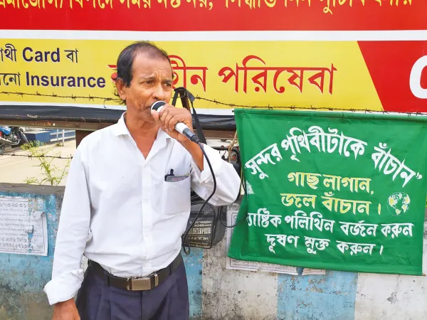প্লিজ, অন্তত দুটো গাছ লাগান, হ্যান্ড মাইক নিয়েই কালেক্টর অফিস চত্বরে চেঁচাতে থাকেন হকার শঙ্কর