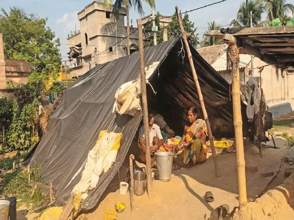 আবাসের ঘর মেলেনি, তাঁবু খাটিয়েই বাস মঙ্গলকোটের দুই দুঃস্থ পরিবারের