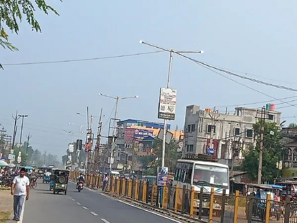 গাজোলে বিদ্যুতের অপচয়, নেভানোর লোক নেই, দিনেও জ্বলে পথবাতি
&nbsp;