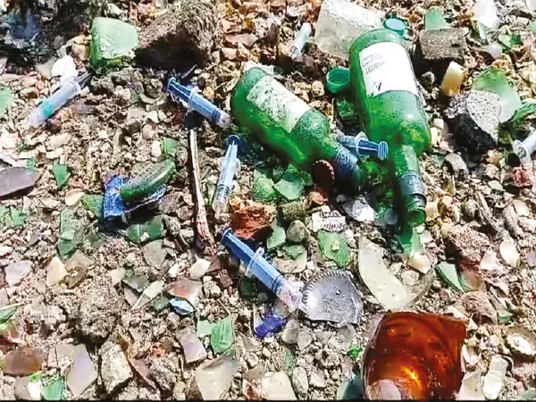 কালিয়াগঞ্জের তারাবাজারে ছাদে বসছে নেশার আড্ডা