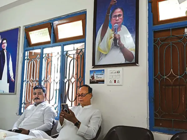 বুথে ঘুরে, পার্টি অফিসে বসে ভোটের খোঁজখবর নিলেন জগদীশ বর্মা বসুনিয়া