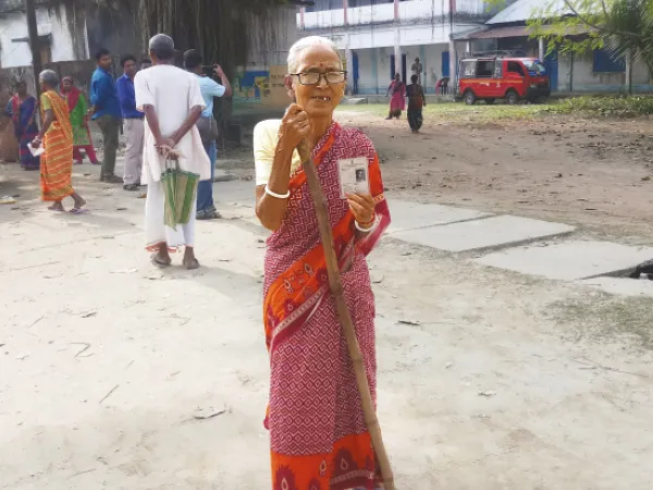 দিদির প্রার্থীকে জেতাতে বুথে শাশুড়ি-বউমা