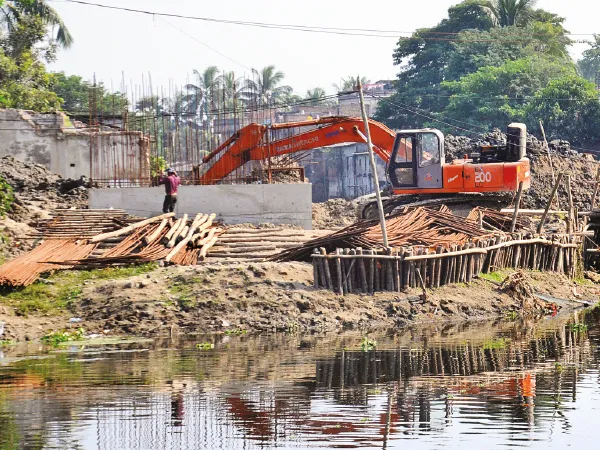 বারুইপুরের সূর্যপুর সেতুর নির্মাণ শেষ হল না দু&rsquo;বছরেও, ভোগান্তি