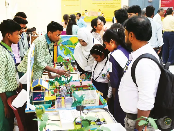 খুদে হাতে এসি থেকে স্মার্ট হেলমেট তৈরি করে তাক লাগাল স্কুলপড়ুয়ারা