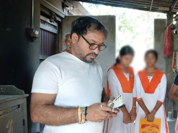 অর্থের অভাবে বন্ধ হতে বসেছিল পড়াশোনা, শিশুদিবসে অভাবী কিশোরীদের দায়িত্ব নিল প্রশাসন