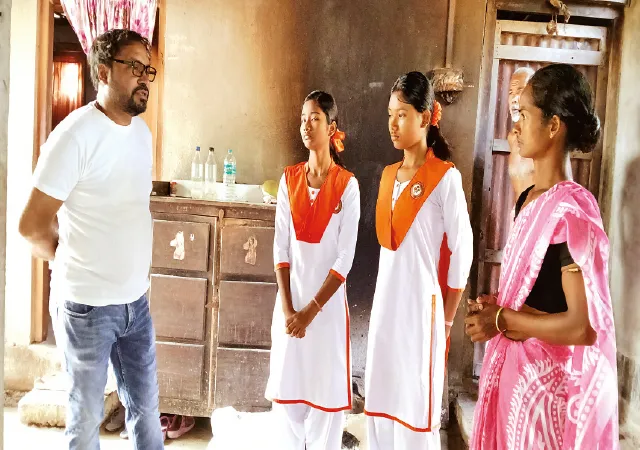 অর্থাভাবে পড়াশোনা বন্ধ হতে বসেছিল দুই স্কুলছাত্রীর, বাড়িতে গেলেন বিডিও