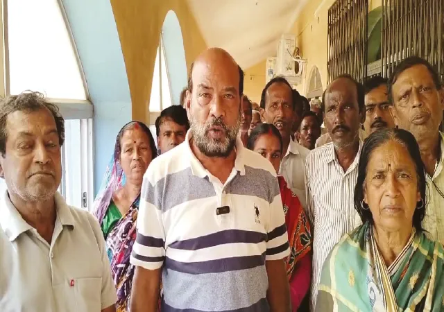 বিমার ক্ষতিপূরণ মেলেনি, সমবায় ম্যানেজারকে ঘেরাও করে বিক্ষোভ
