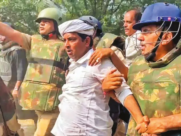 নির্বাচনী কর্তাকে চড়,&nbsp;নির্দল প্রার্থীর গ্রেপ্তারি ঘিরে রণক্ষেত্র রাজস্থানের গ্রাম
&nbsp;