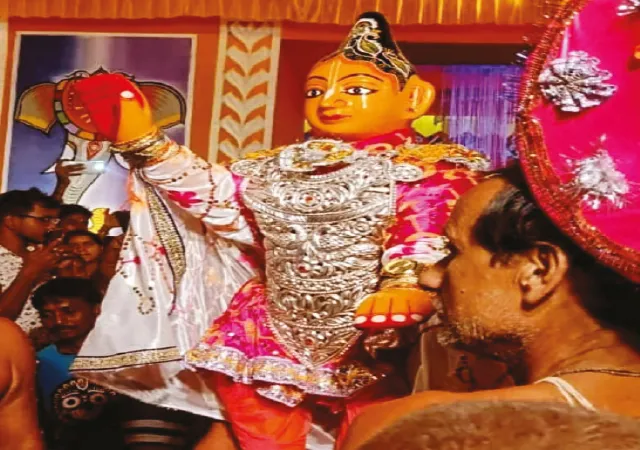 দাঁতনে জমে উঠেছে কাকরাজিত মহাপ্রভুর রাসযাত্রা