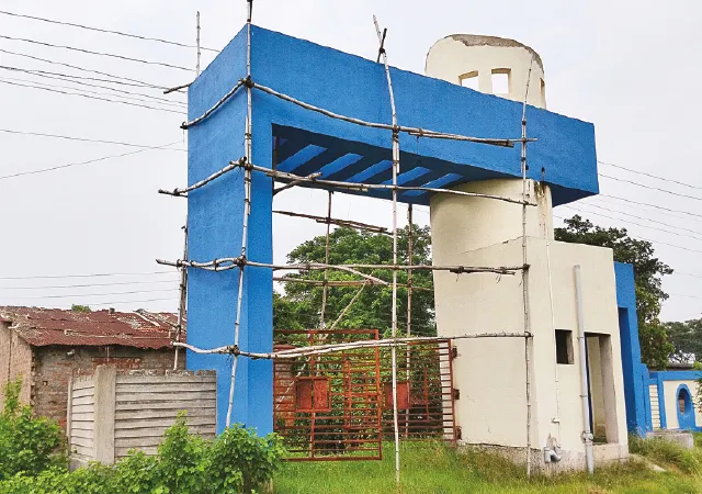 মহাত্মা গান্ধী বিশ্ববিদ্যালয়ের অর্ধনির্মীত ভবনে ধরেছে ক্ষয়, বড় ক্ষতির আশঙ্কা