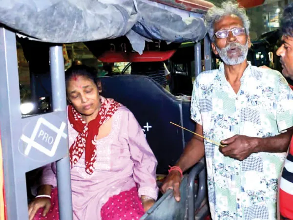 অ্যাম্বুলেন্সের টাকা নেই, অসুস্থ স্ত্রীকে টোটোয় বসিয়ে মুর্শিদাবাদ থেকে কলকাতায়