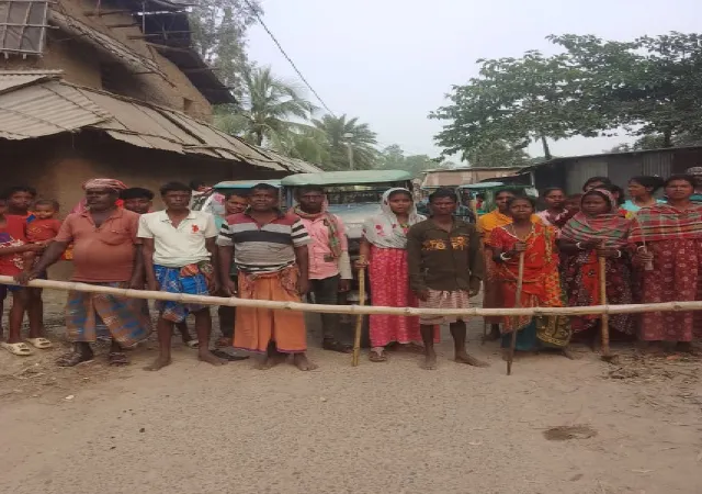 তপনের কাকনায় রাস্তা, কালভার্টের দাবিতে ৬ ঘণ্টা অবরোধ বাসিন্দাদের