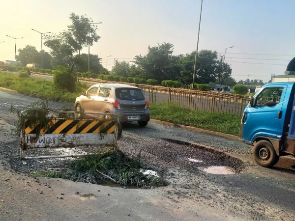 ১৬ নম্বর জাতীয় সড়কের সার্ভিস রোড যেন মৃত্যুফাঁদ,&nbsp;ক্ষুব্ধ এলাকাবাসী