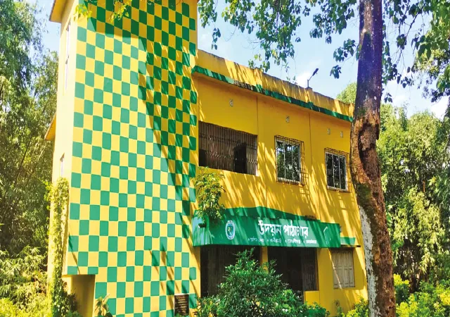 দীর্ঘ ৬ বছর ধরে বন্ধ রানিরহাটের গ্রন্থাগার অযত্নে-অবহেলায় নষ্টের মুখে বহু মূল্যবান বই
