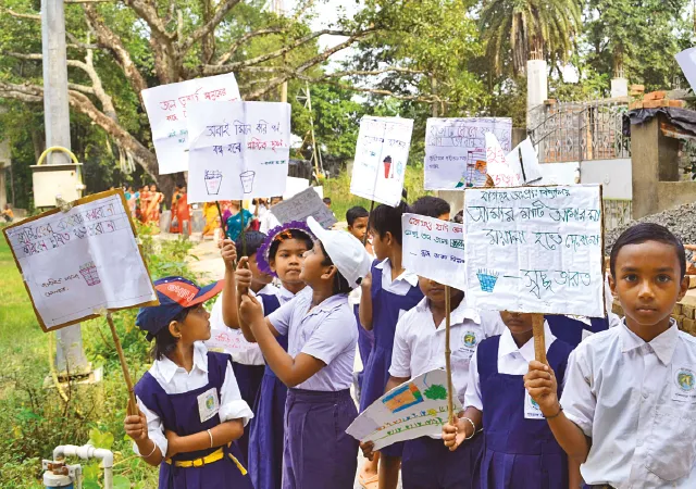 শিশু দিবসে প্ল্যাকার্ড হাতে&nbsp;ঘুরল খুদেরা