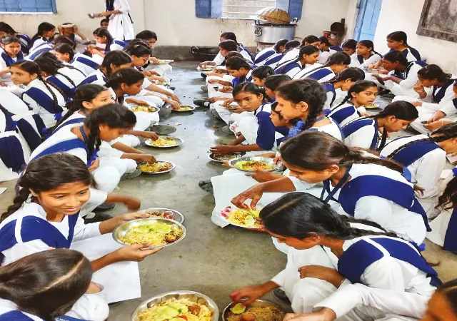 ছাত্রীদের আবদারে চড়ল হাঁড়ি, শিশুদিবসে বিরিয়ানির গন্ধে ম ম করছে হাওড়ার স্কুল