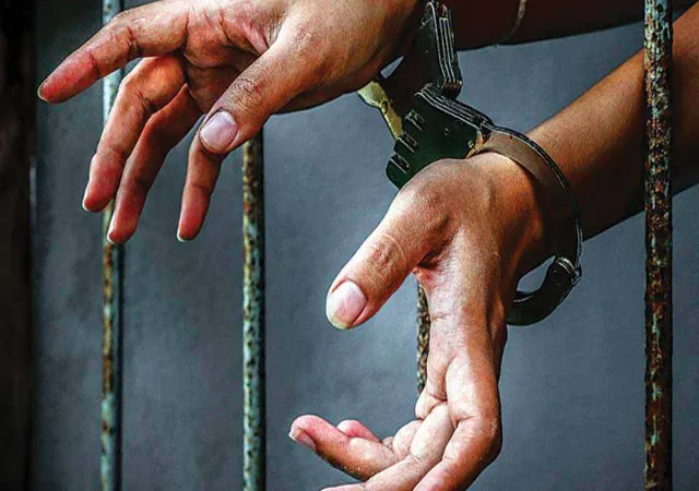 ডোমকলে পুলিসের হাতে গ্রেপ্তার &lsquo;বিজপুর-হালিশহর গ্যাং&rsquo;য়ের তিন দুষ্কৃতী! চাঞ্চল্য