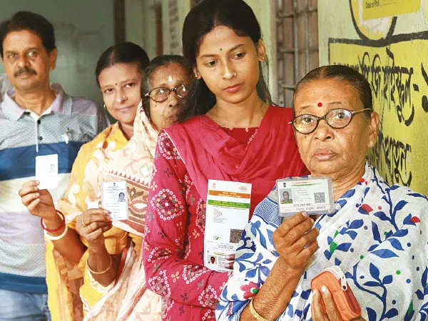 আত্মবিশ্বাস নেই বলেই প্রহসনের গাওনা!
তন্ময় মল্লিক