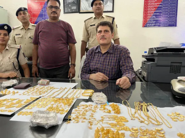 হাওড়ায় ট্রেনে তল্লাশি, নগদ সহ মিলল সোনা-রুপোর প্রচুর গয়না