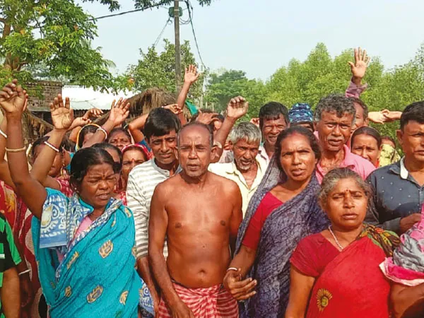 আবাস যোজনায় ঘর না পেয়ে হিঙ্গলগঞ্জে বিক্ষোভ
